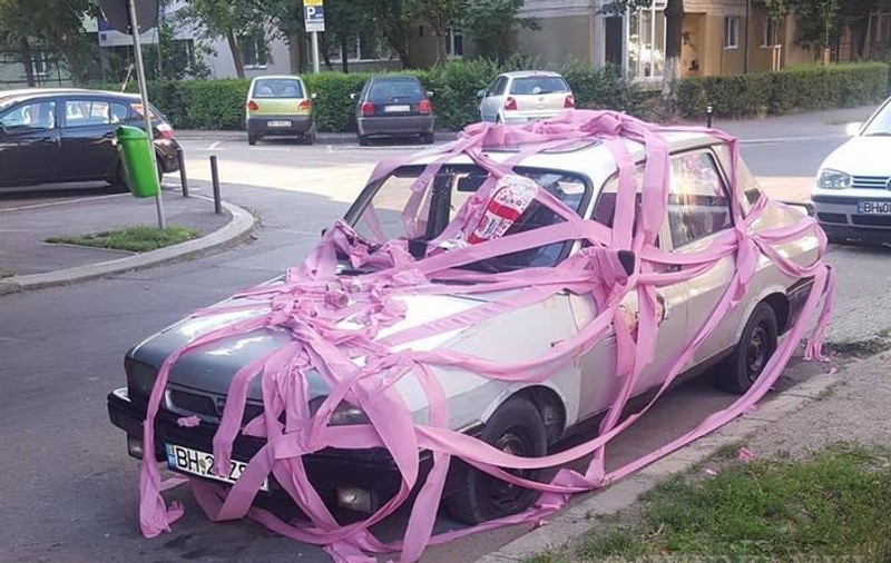 Și-a găsit Dacia parcată neregulamentar „împachetată” în hârtie igienică