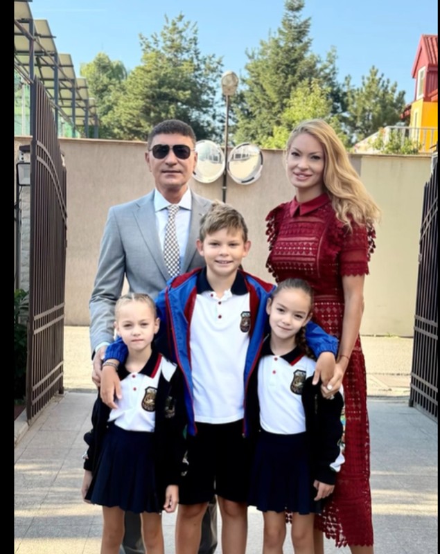 Imagini cu cei trei copii ai Valentinei Pelinel, în prima zi de școală. Vedeta și soțul ei, Cristi Borcea, au atras atenția tuturor la festivitate