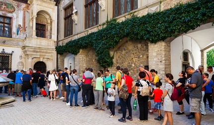 Oamenii stau la rând pentru a achiziționa bilete de la Peleș. Sursa foto: Shutterstock