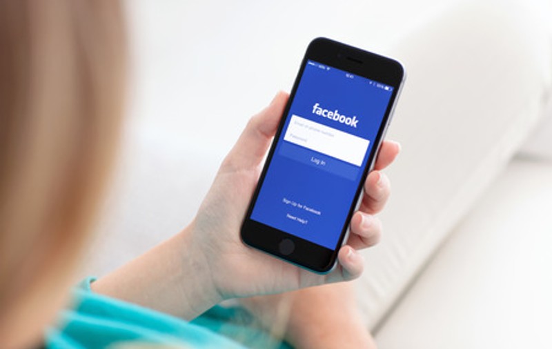 Închisoare și amenzi usturătoare pentru părinții care pun imagini cu copii pe Facebook