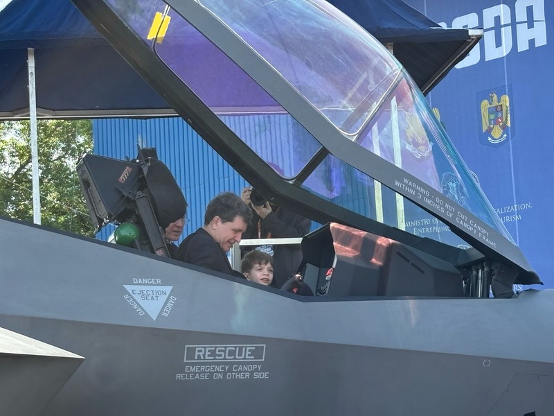 Prezența președintelui Nicușor Dan la expoziția BSDA 2026 a fost complet eclipsată de fiul său, Antim, care s-a arătat fascinat de tehnologia armatei, Foto: Anca Grădinaru / Libertatea