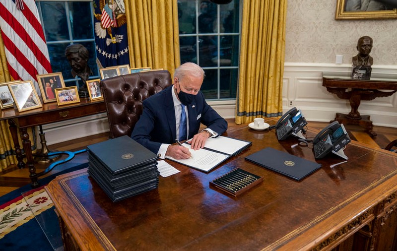 Biden a eliminat din Biroul Oval butonul folosit de Trump pentru a comanda Cola fără zahăr. Ce alte schimbări a mai făcut