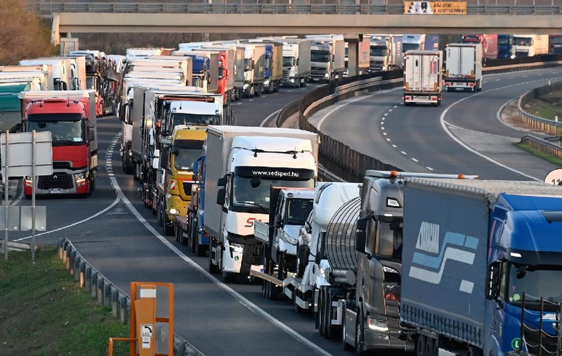 O țară vecină dublează amenzile pentru camioane din ianuarie. Măsura vizează protejarea drumurilor secundare