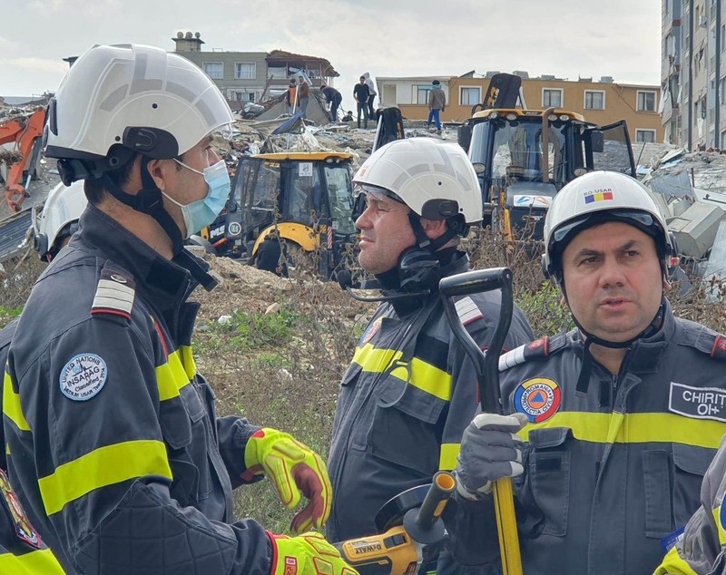 Imagini din timpul misiunii de recuperare de sub dărâmături a unei familii din Turcia, de către salvatorii români