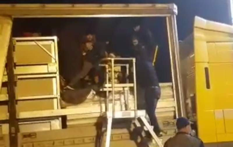 33 de migranți ilegali au fost debarcați dintr-un TIR cu tâmplărie PVC în vama Nădlac