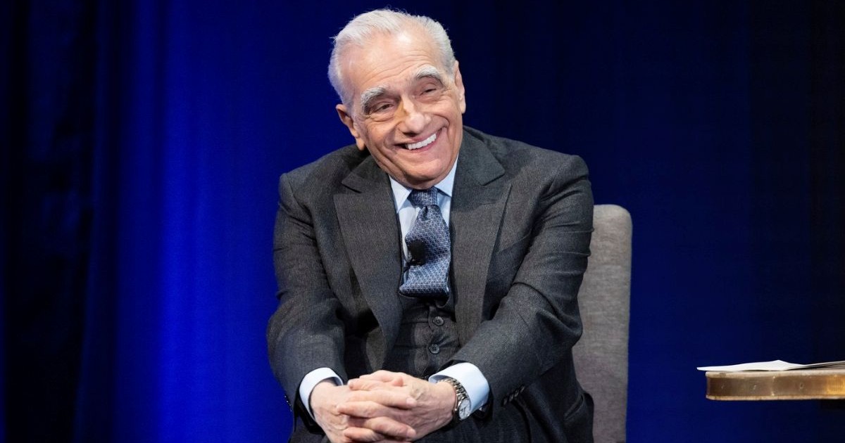 Martin Scorsese în timpul unei discuții pentru „Martin Scorsese Presents: The Saints” joi, 14 noiembrie 2024, la New York. Celebrul regizor este îmbrăcat la costum și râde