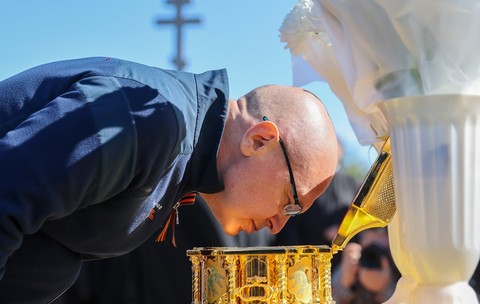 Segrhei Kirienko, omul care se ocupă de politicile lui Putin, se închină în fața unei cutii cu mâna dreaptă a lui Dmitri Donskoi, adusă pe front pentru a fi „venerată” de soldații ruși Sursa foto: Profimedia