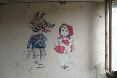 Desene pe un perete din Căminul-Spital Sighet. Fotografie de Andrei Lupu