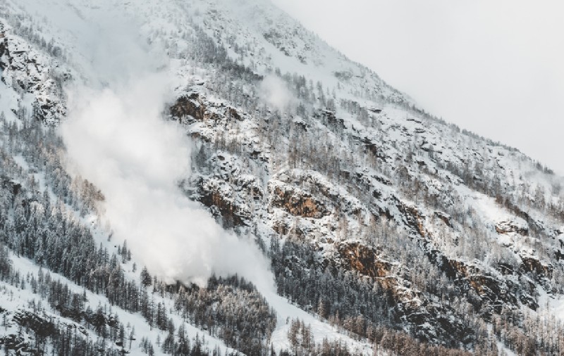 Doi oameni au murit și alți câțiva au fost răniți de avalanșele din Italia
