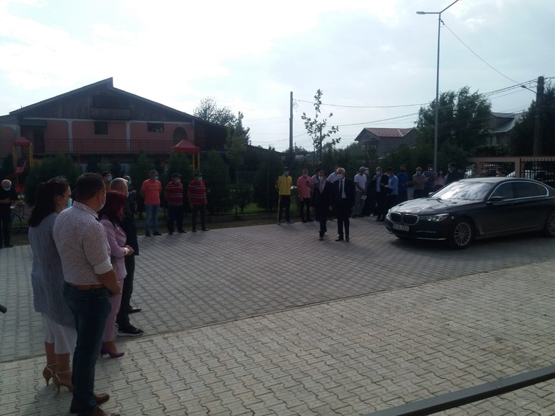 Premierul Ludovic Orban a discutat puțin cu locuitorii aflați pe marginea drumului