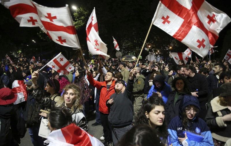 Proteste la Tbilisi, contra legii „agenților străini”. Mii de georgieni au stat peste noapte în faţa Parlamentului pentru a-i bloca luni pe deputați să intre la votul final