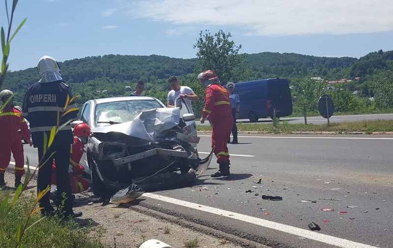 UPDATE: Bărbatul care amenința că se aruncă de pe un pod care traversează DN1 a fost convins să coboare. Un șofer neatent a lovit mașina Poliției/ VIDEO