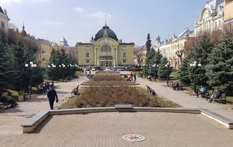 CORESPONDENȚĂ DIN UCRAINA | Babușka la pătrat plus Eminescu. Cum arată Cernăuțiul anului 2019, centrul regiunii în care peste 100.000 de etnici români își votează mâine președintele
