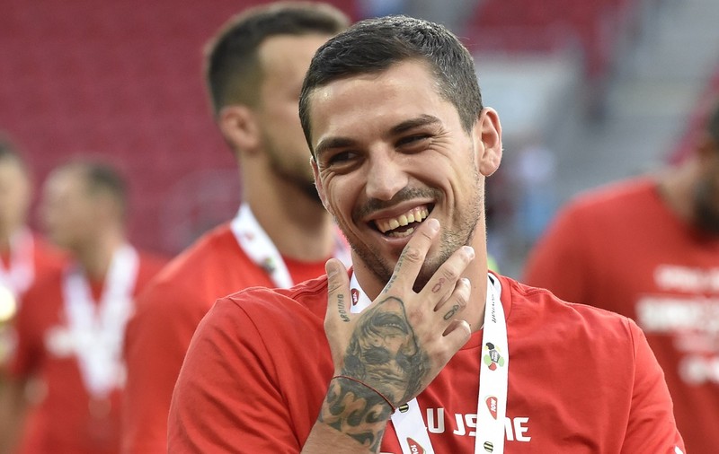 Nicolae Stanciu a devenit tată. Prima fotografie alături de fiica sa