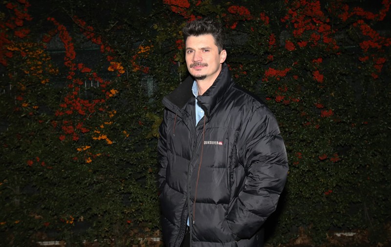 VIDEO/ De la băiatul cuminte la rebel. Emilian Oprea și-a schimbat complet look-ul pentru serialul «Vlad»