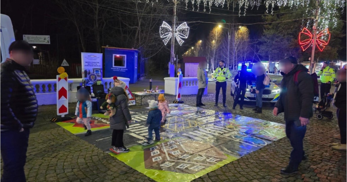 Copiii în timpul activității interactive de învățare a regulilor de circulație, în Parcul Monument din Brăila