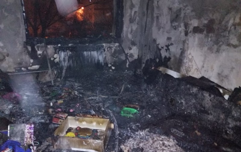 Incendiu într-un bloc din Galați din cauza unui brad de Crăciun care a luat foc. Zeci de oameni, evacuați de urgență