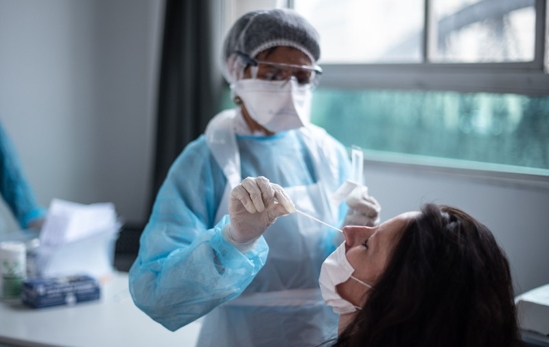 Pe unde intră coronavirusul intră în corp. Un detaliu ignorat de mulți face toată diferența. Zona pe care trebuie neapărat să o acoperim