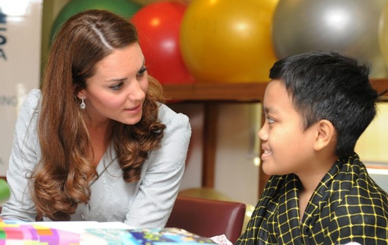 Îi calcă pe urme prinţesei Diana! Kate Middleton i-a adus zâmbetul pe buzele unui băiat bolnav de leucemie în stadiu terminal! FOTO