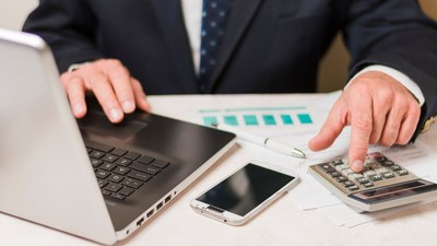 om-de-afaceri-folosind-calculator-impozite-taxe