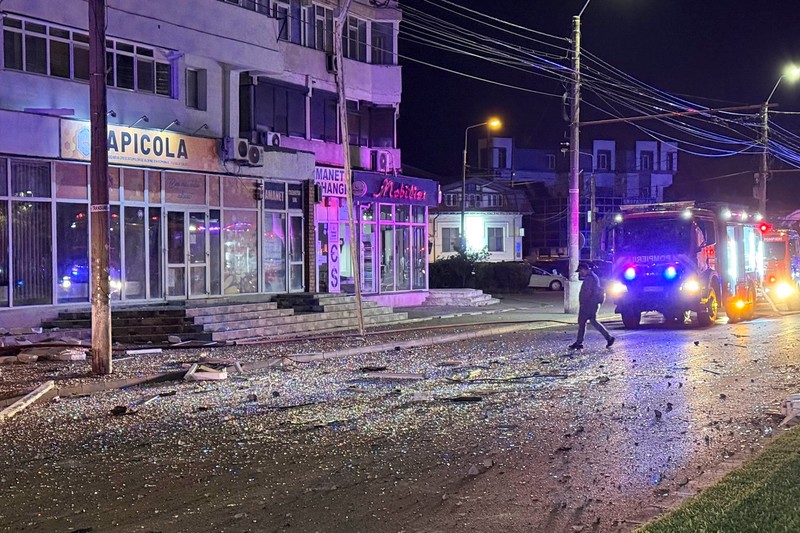 Pompieri si forte de ordine intervin dupa ce un bloc de locuinte din Galati a fost lovit de o drona, 29 mai 2026. Foto: Inquam Photos