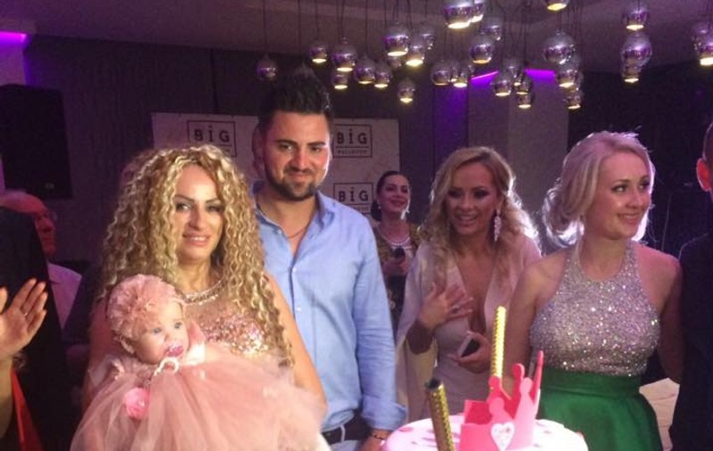 EXCLUSIV/ E singura care produce în familie! Sânziana Buruiană și-a pus copila de cinci luni la muncă!