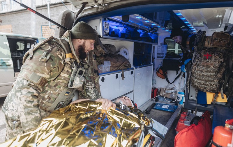 Câți militari ucraineni din cei 1.000 transferați în alte țări pentru tratarea rănilor de pe front a primit România. Răspunsul MApN