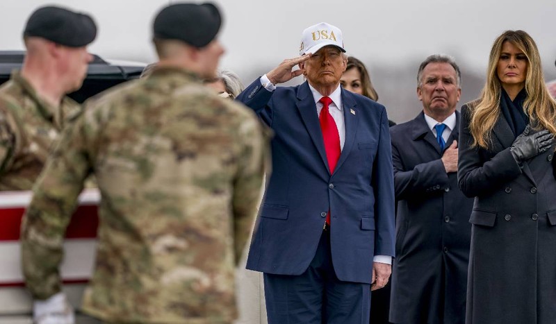 Donald Trump în mijlocul pușcașilor marini, Foto: Hepta