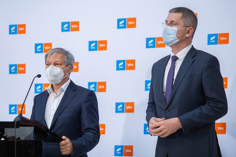 Dacian Cioloș (stânga) și Dan Barna, copreședinții USR-PLUS, au mers pe mâna AUR. Foto: INQUAM_Photos_Ilona_Andrei