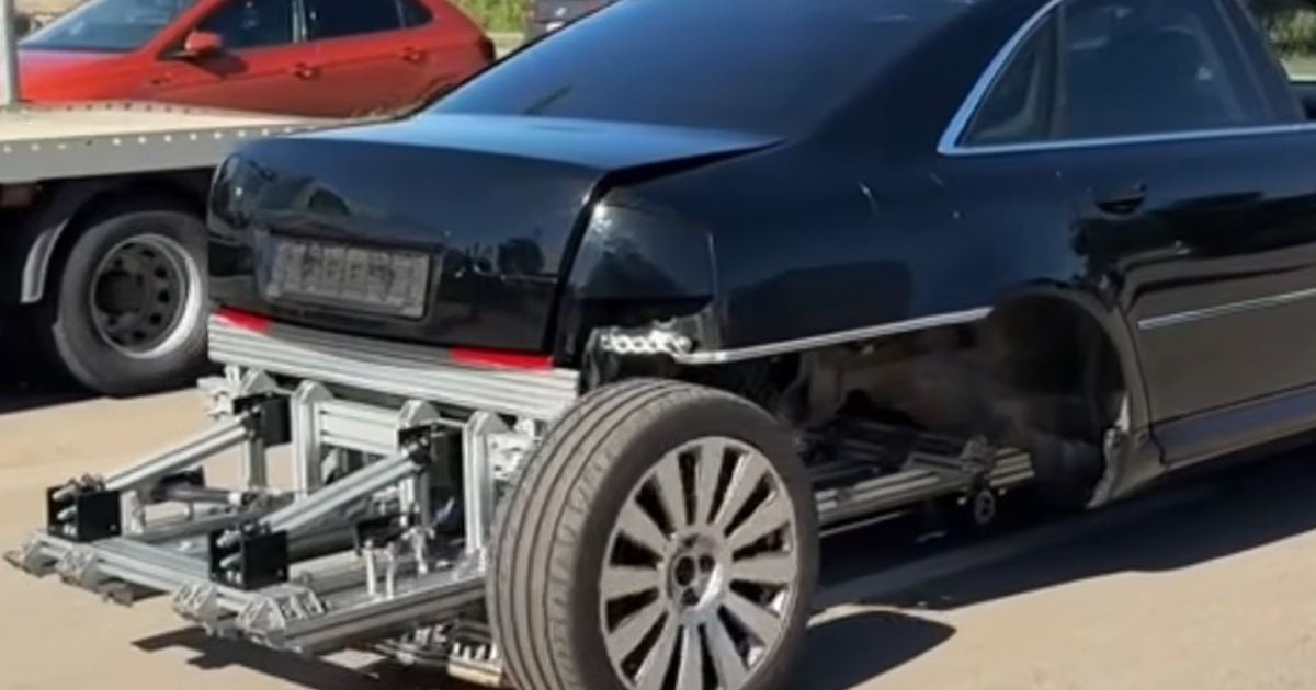 Rosmar H, mașina inventată de un român din Bârlad, care imită mersul pe jos, cu roțile din spate pe o platformă metalică