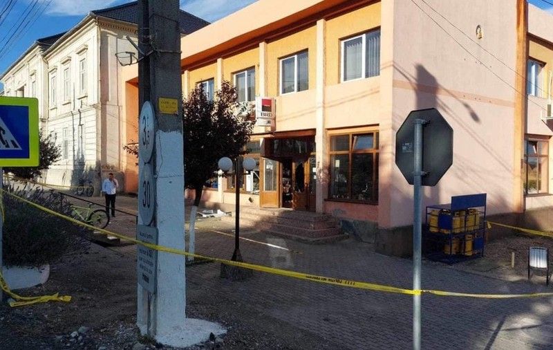 Bărbaţii care au aruncat în aer un bancomat în Arad au fost trimişi în judecată. Detalii din ancheta procurorilor