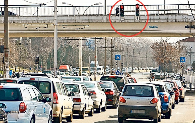 Semaforul ăsta ţine 8 secunde | Este spaima şoferilor care circulă constant în nordul Bucureştiului!