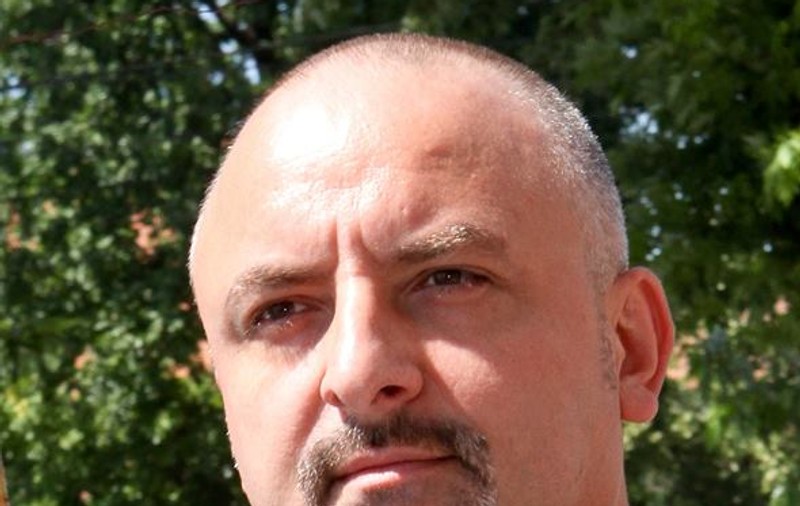 Își face campanie cu pliante electorale pe care a pus poze de la nuntă şi de la botezul copiilor | FOTO în articol