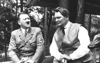 Portretul dictatorului nazist Adolf Hitler (1889 - 1945) (stânga) și al lui Hermann Goering (1893 - 1946)