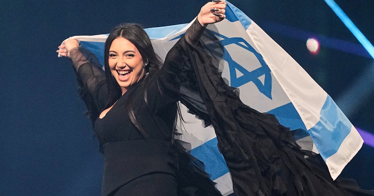 Yuval Raphael, reprezentanta Israelului la Eurovision 2025, cu steagul țării.