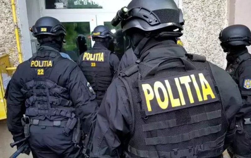 O tânără din Craiova s-a dat timp de 7 ani drept bărbat și a păcălit o femeie să-i transfere peste 65.000 de euro. Ea a fost arestată