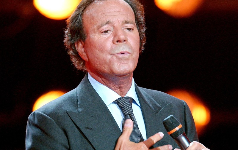 Julio Iglesias s-a iubit cu o vedetă din Argentina. "Eu aveam 16 ani, el 33"