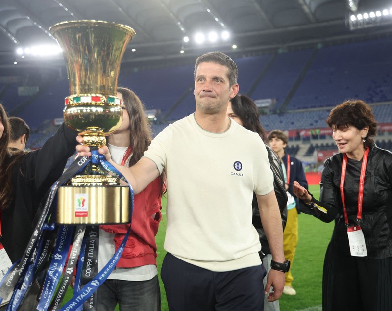 Cristi Chivu, imagine emoționantă după câștigarea Cupei Italiei. Și-a îmbrățișat soția și fiicele chiar pe teren