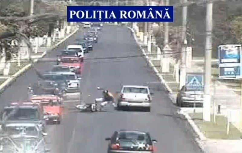 Video | Un motociclist accidentat pe DN1, cel mai vizualizat film al Poliţiei
