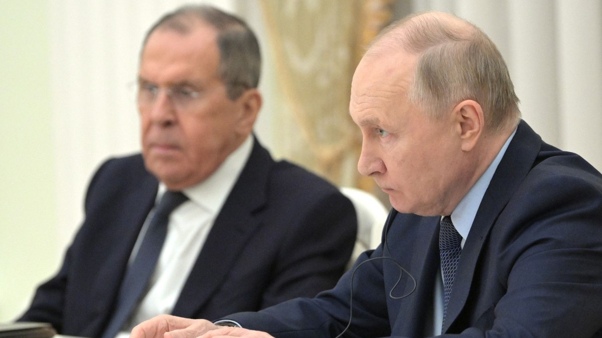 Vladimir Putin (dreapta) și ministrul său de externe Serghei Lavrov Foto: Hepta