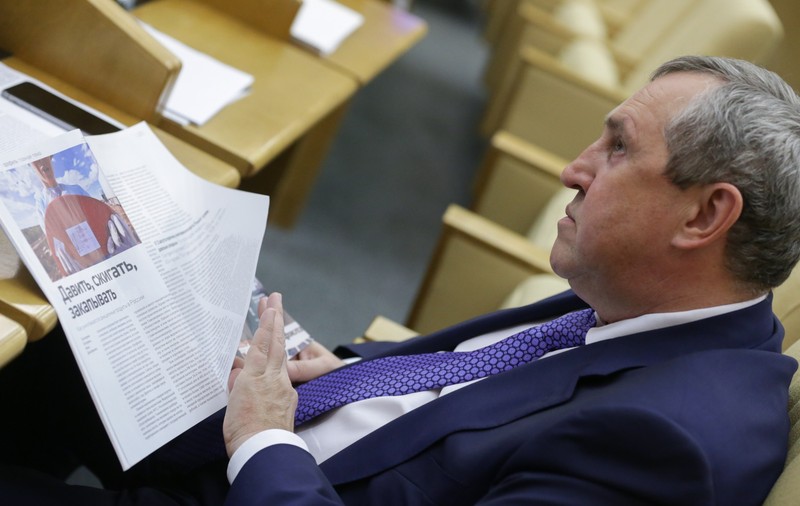 Un deputat rus fugar, condamnat pentru cea mai mare mită din istoria Rusiei moderne, își păstrează în continuare mandatul, chiar și la un an după sentință