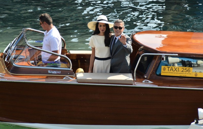 CLOONEY şi NEVASTA îşi petrec LUNA de MIERE într-un LOC recomandat de BRAD PITT!