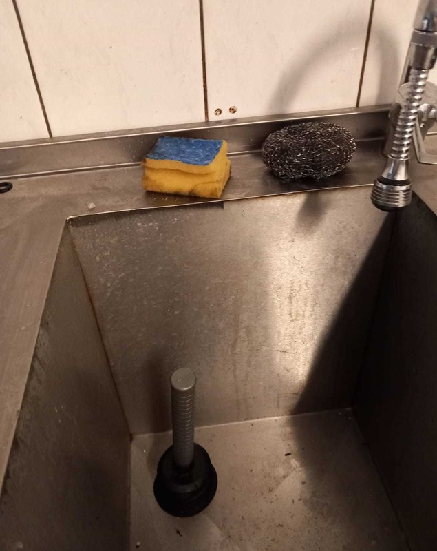 Restaurantul Roka Greek Taverna, închis temporar de ANPC. Comisarii au găsit mâncare expirată și mizerie
