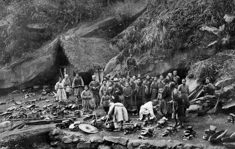 Mineri în fața unei mine de cărbune din munții situate la vest de Dazhu, provincia Sichuan, 1909