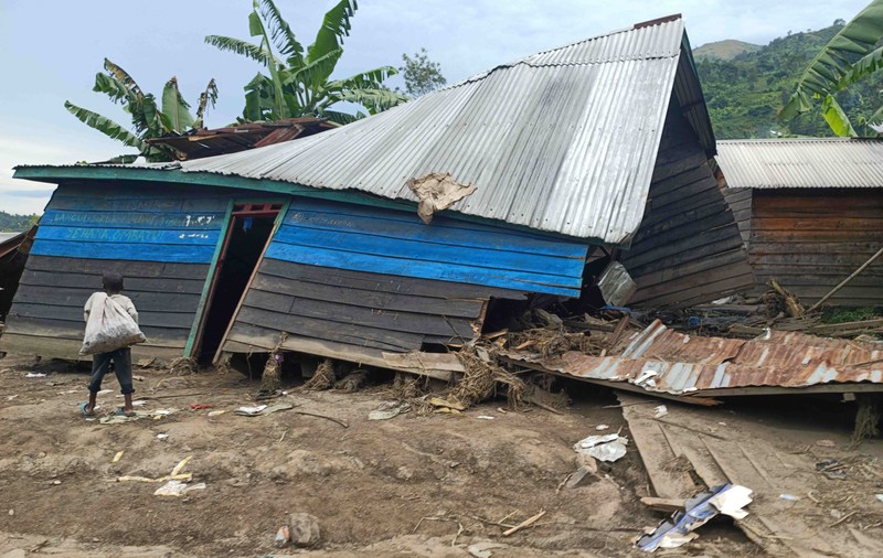 Doi bebeluși au fost găsiți în viață pe lacul Kivu, la câteva zile după inundațiile catastrofale din RD Congo. „Este un miracol”