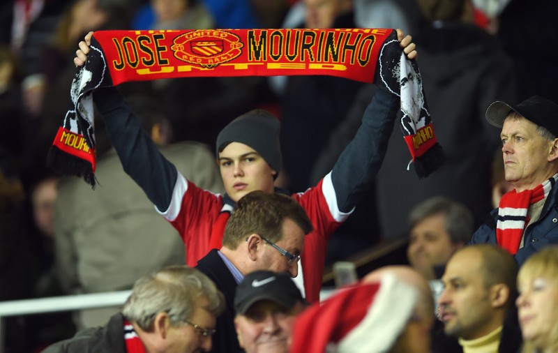 Van Gaal se ține tare: ”Nu-mi dau demisia!”. ^La Manchester se vând fulare cu Mourinho, dorit pe ”Old Trafford”! GALERIE FOTO