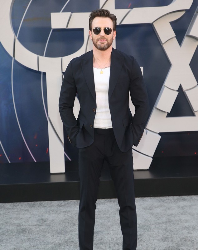 Chris Evans, desemnat „cel mai sexy bărbat în viață” de revista People. Actorul are 41 de ani, e necăsătorit și joacă rolul lui „Captain America”