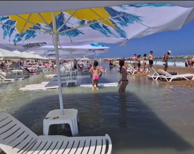 Marea a inundat plaja de la Costinești. Care este explicația fenomenului