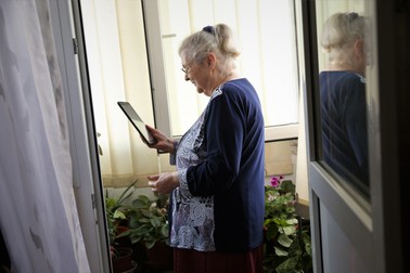 Doamna Ilie a ieșit pe balcon cu tableta, în căutarea unui semnal mai bun Foto: Dumitru Angelescu