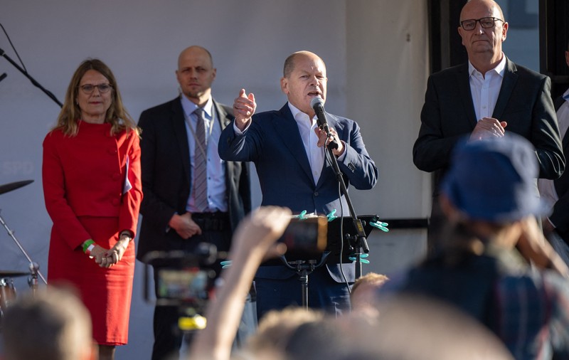 „Rar erupe, dar când o face, încep să sară scântei". Olaf Scholz, asemănat de presă cu un „vulcan", după ce a fost huiduit de militanţi antirăzboi